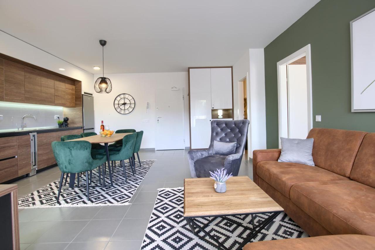 Beautiful Two-Bedroom Seaside Apartment In Premantura Kültér fotó